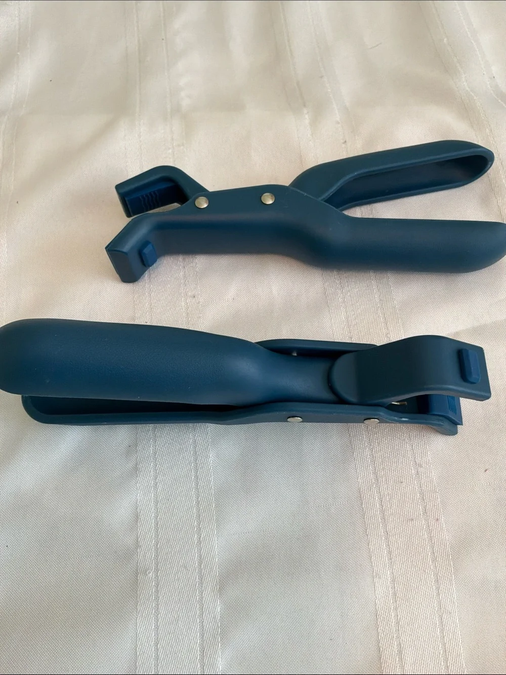 Cool Grippers heat resistant kitchen tongs lift remove hot bowls bakeware